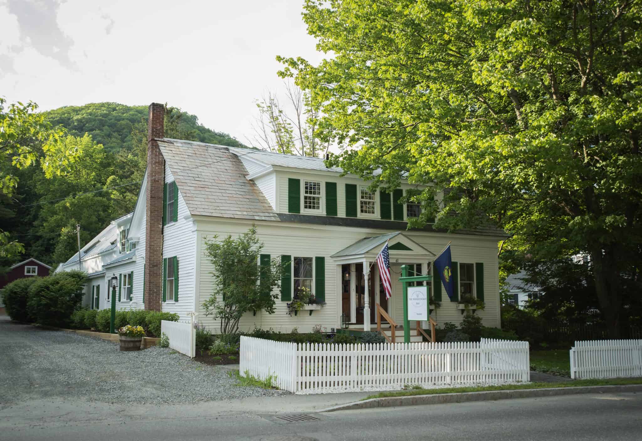 Woodstocker B&B - Summer Exterior Entrance with Sign