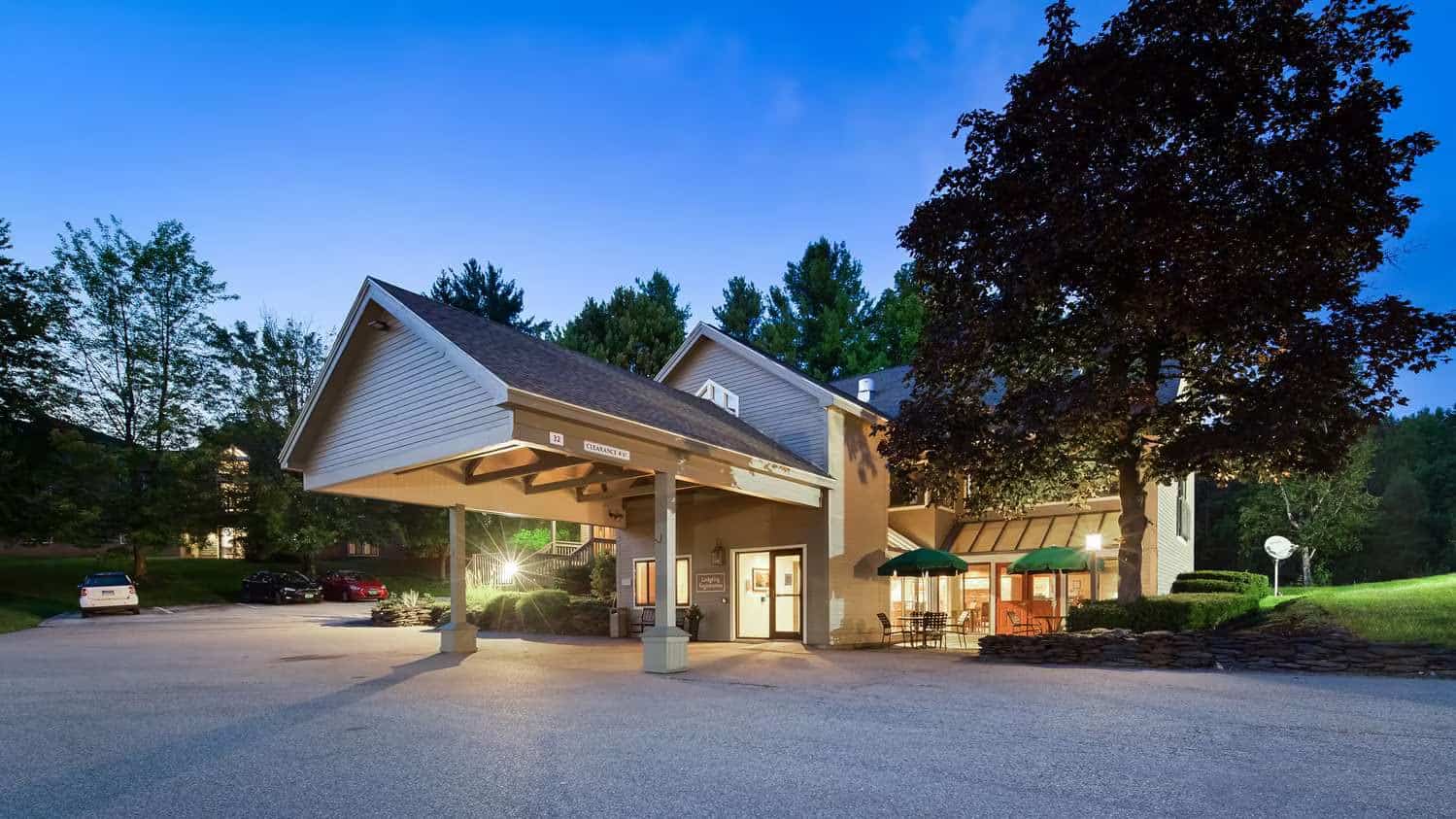 Best Western Rutland-Killington - Summer - Nighttime - Entrance