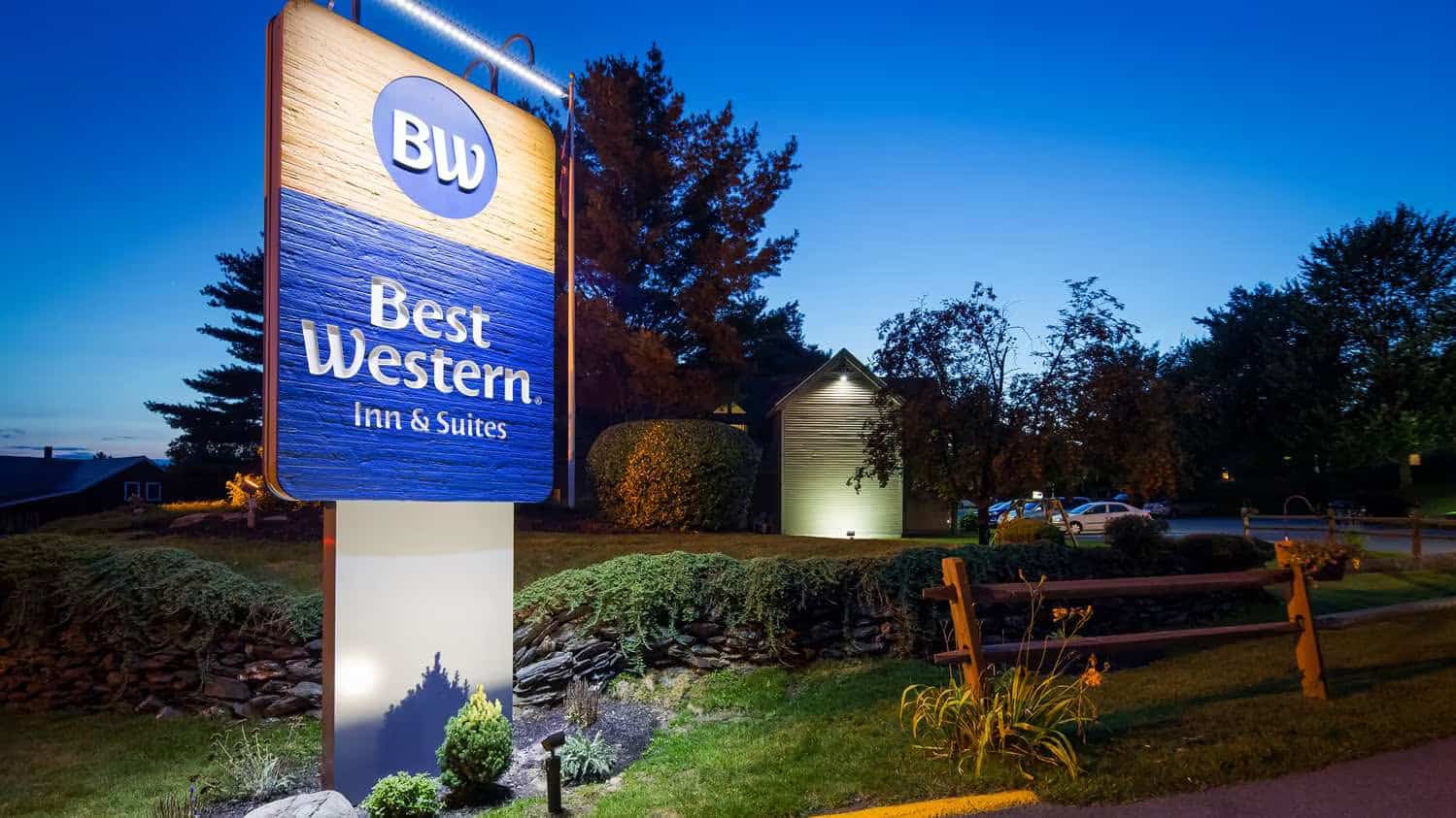 Best Western Rutland-Killington - Summer - Nighttime - Sign