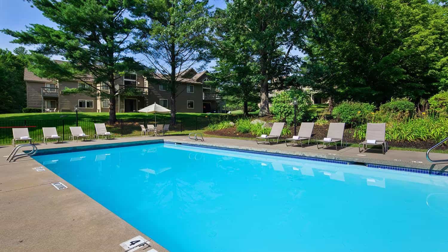 Best Western Rutland-Killington - Summer Outdoor Pool