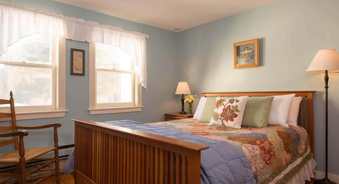 Golden Stage Inn - Queen Bed