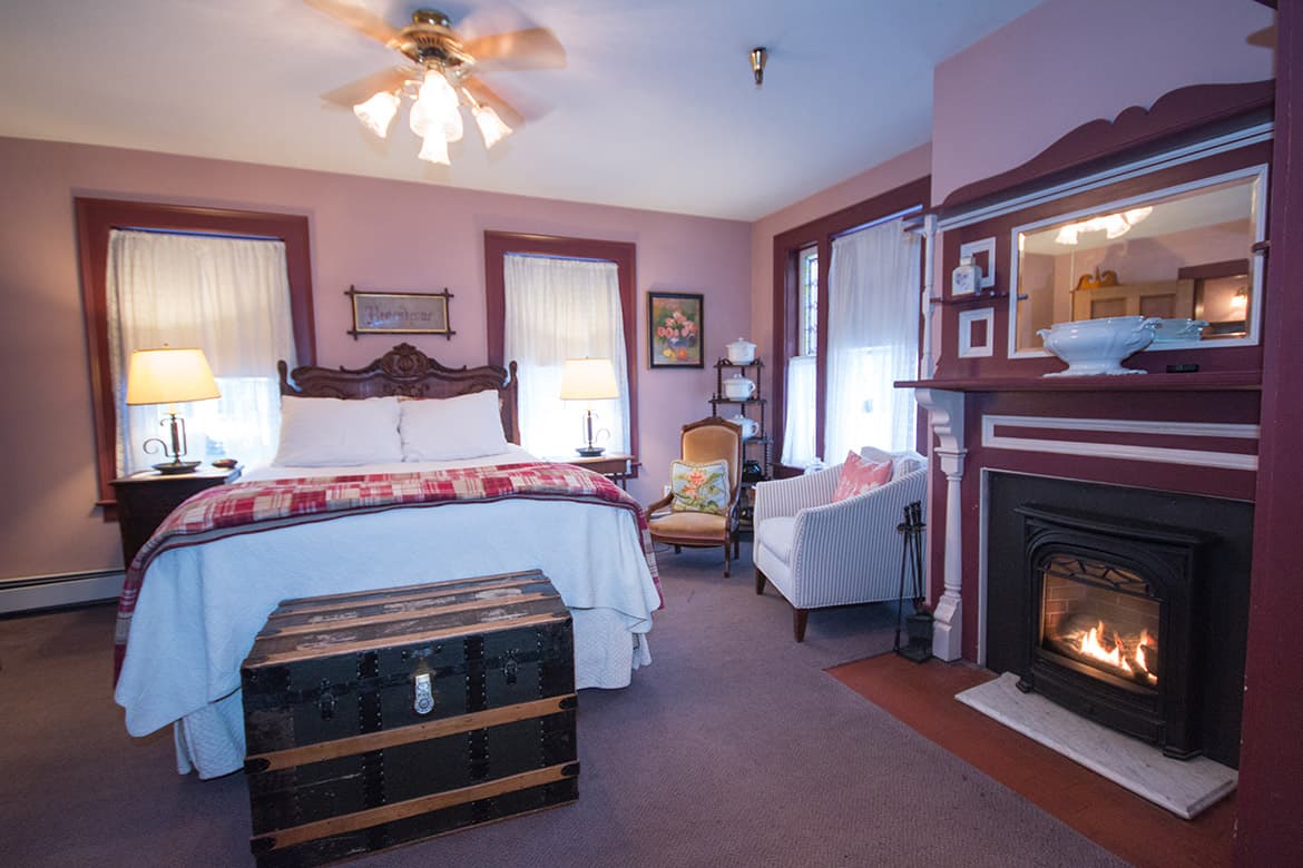 Old Stagecoach Inn - Queen Bed with Fireplace