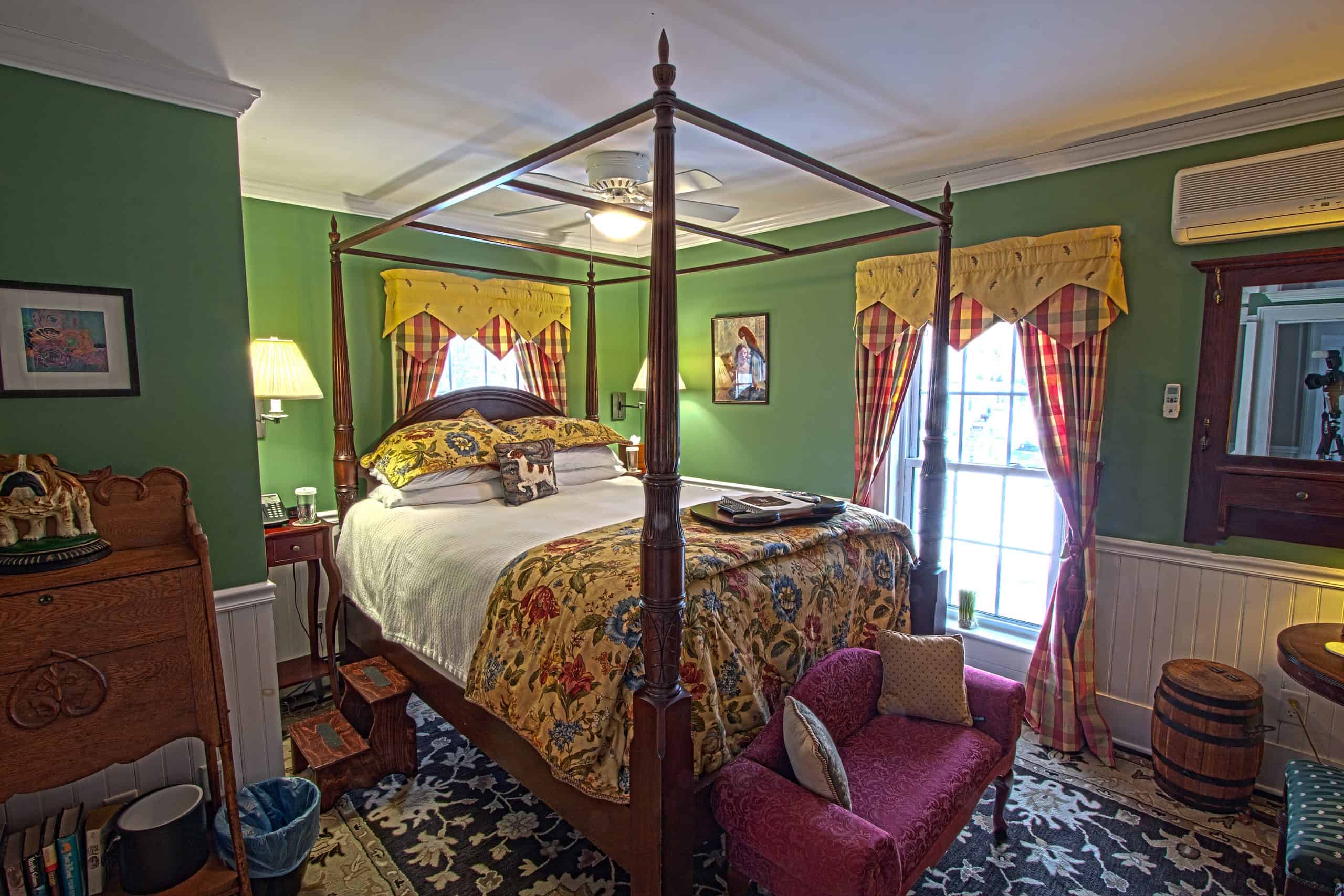 Phineas Swann Inn & Spa - Four Poster Canopy Bed