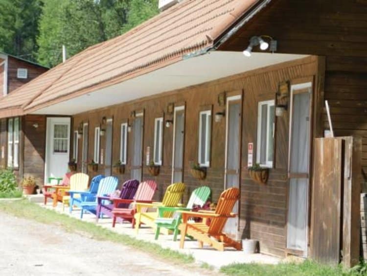 Pine Crest - Motel with Adirondak Chairs