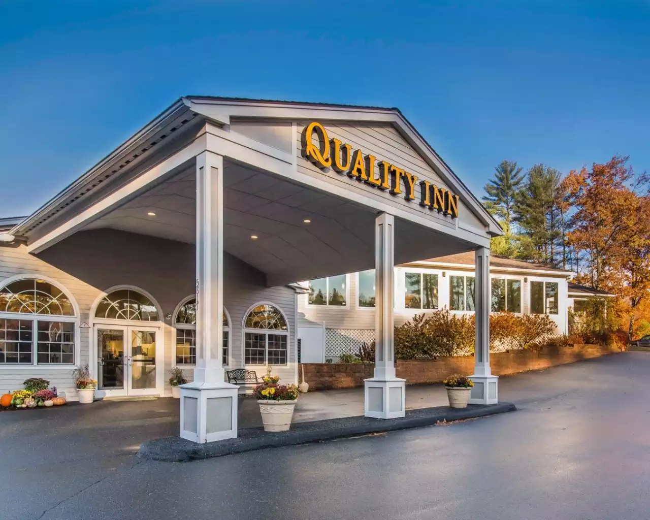 Quality Inn at Quechee Gorge - Fall Exterior Entrance