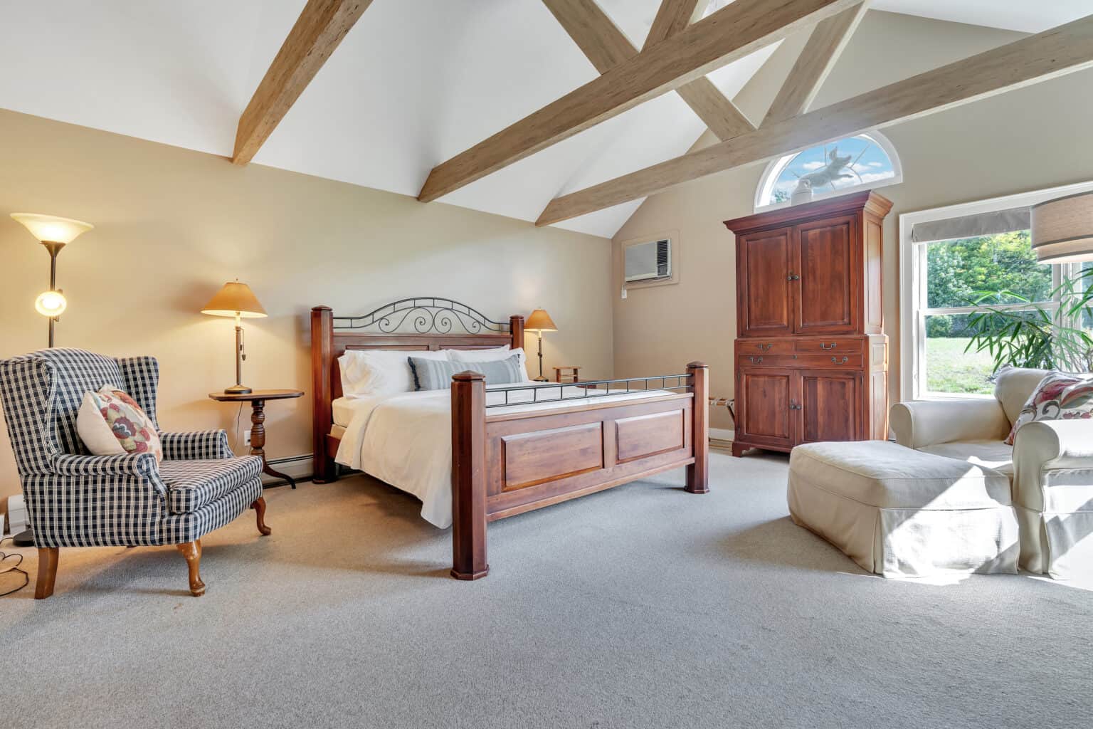 Red Clover Inn - Carriage House Suite with King Bed