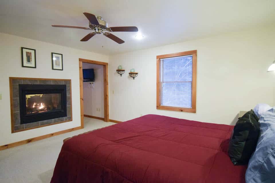 Stowe Cabins in the Woods Queen Bed with Double Sided Fireplace