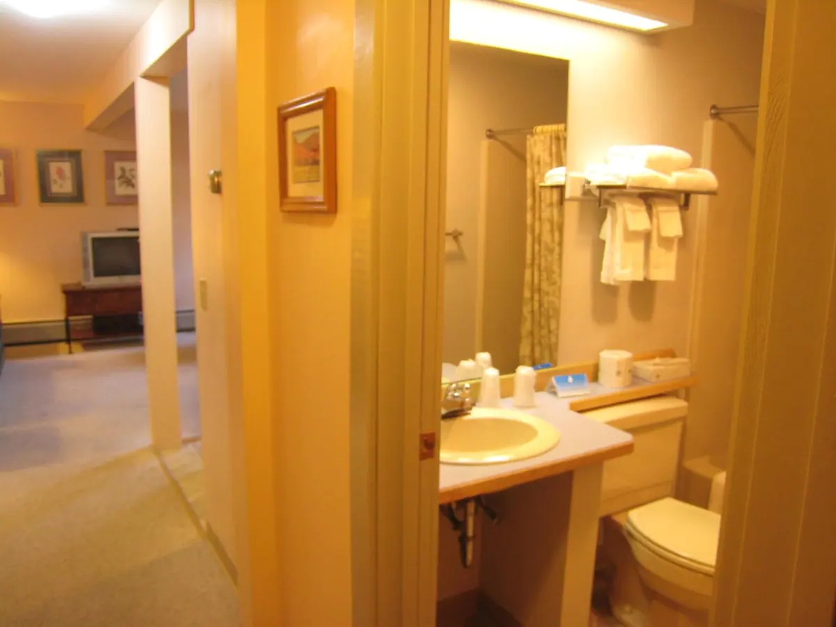 Sugar Lodge at Sugarbush - Hallway with View of Bathroom and Living Room