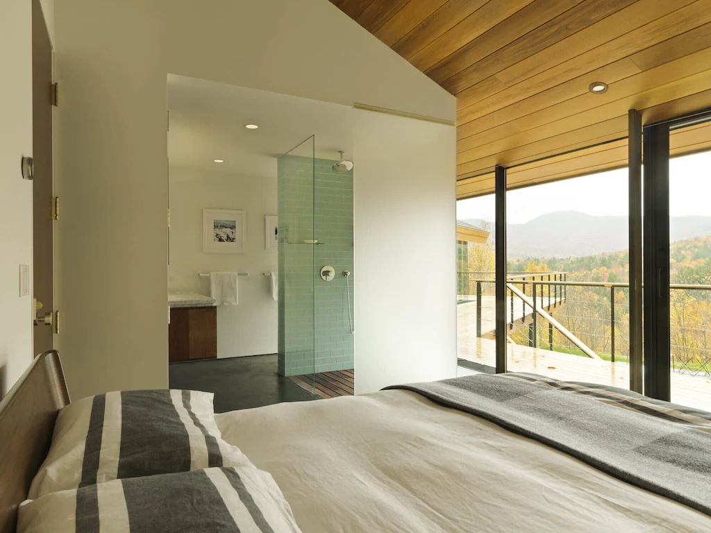 5BR Modern Luxury in Stowe A+ location Master bedroom and bathroom