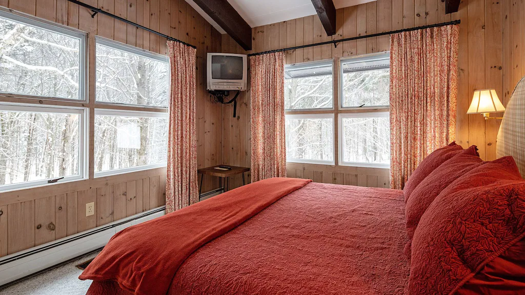 A Walk to Toll Road Ski Lift or A 3 Minute Drive to Ski Resort Master Bedroom