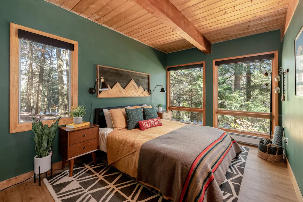 Adorable Chalet Off Access RD! 3bd:2ba Master Bedroom