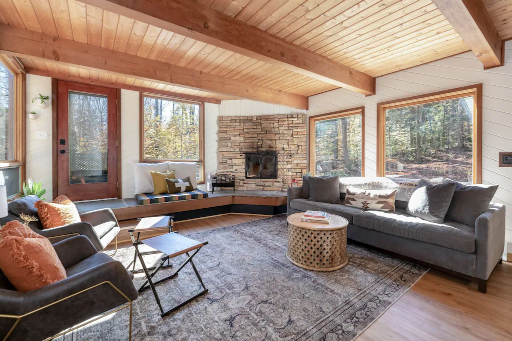 Adorable Chalet Off Access RD! 3bd:2ba Sunny Living Room