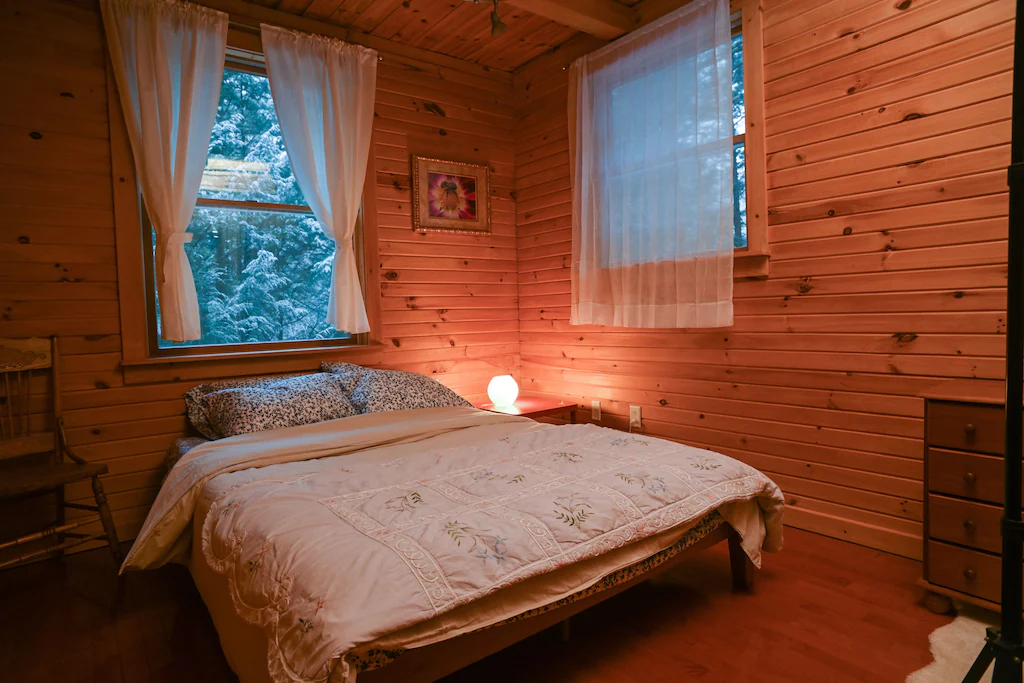 Beautiful Cedar Chalet Overlooking Jay Branch Bedroom