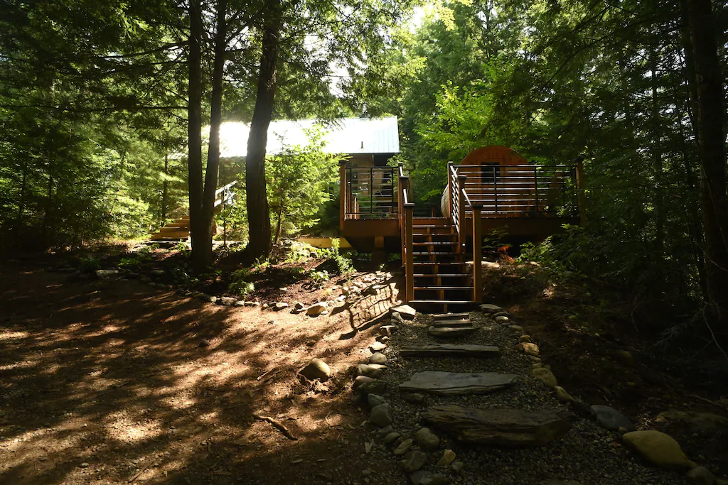 Beautiful Cedar Chalet Overlooking Jay Branch Deck and Sauna