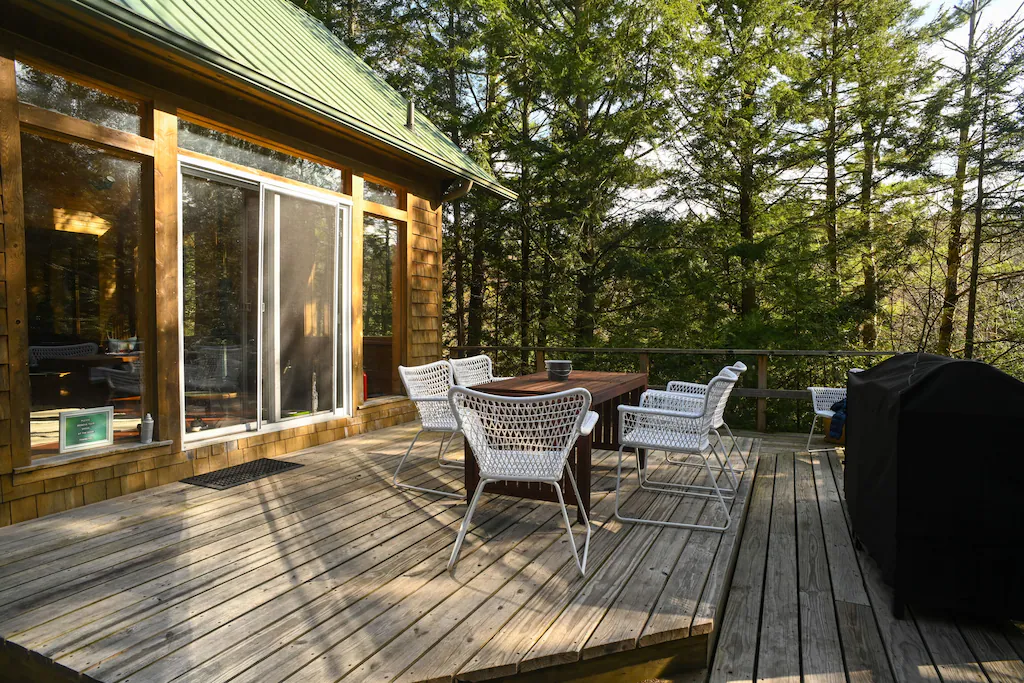 Beautiful Cedar Chalet Overlooking Jay Branch Deck