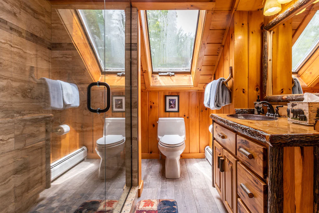 Beautiful Lakeview Log Cabin on 60-Acre Property Master Bath