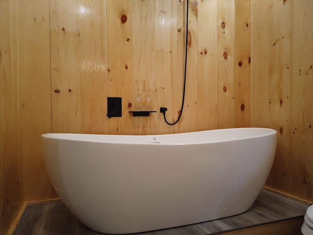 Brand New Luxury “Tiny” House, Immersed In Nature Bath Tub