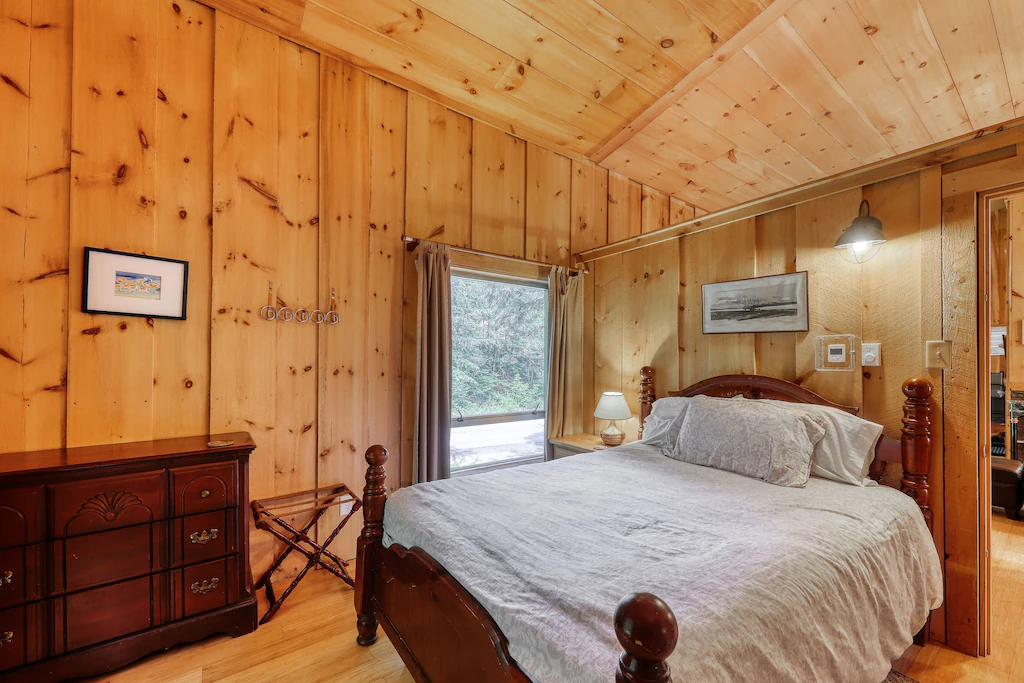 Dog-friendly cabin w:firepit - ski:golf at nearby mountains Master Bedroom