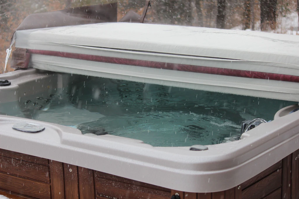 EXCEPTIONAL MOUNTAIN RETREAT Hot Tub in Snow