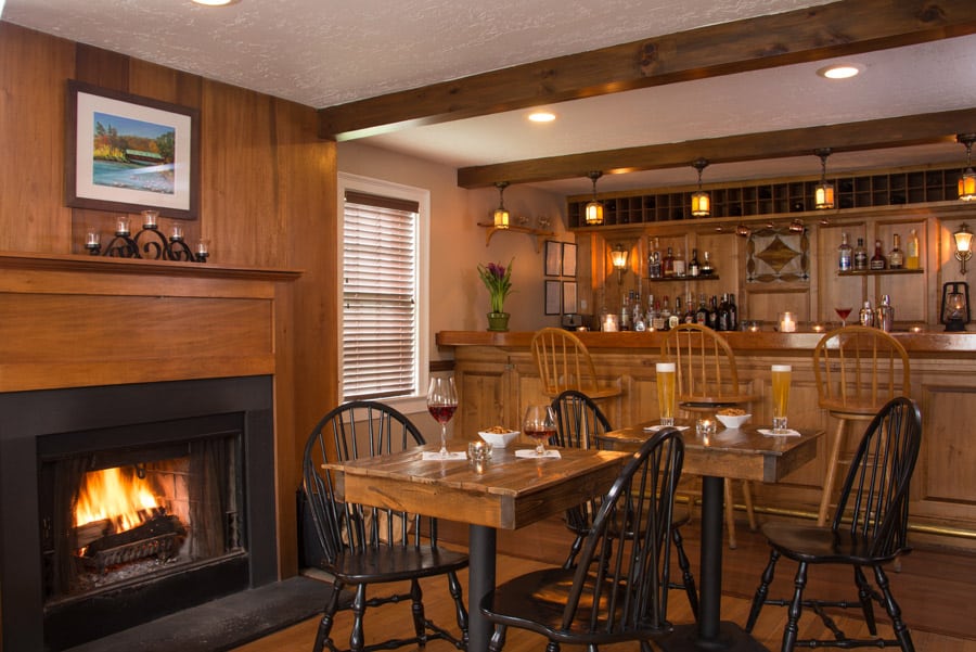 Lincoln Inn & Restaurant - Tavern Bar with Fireplace